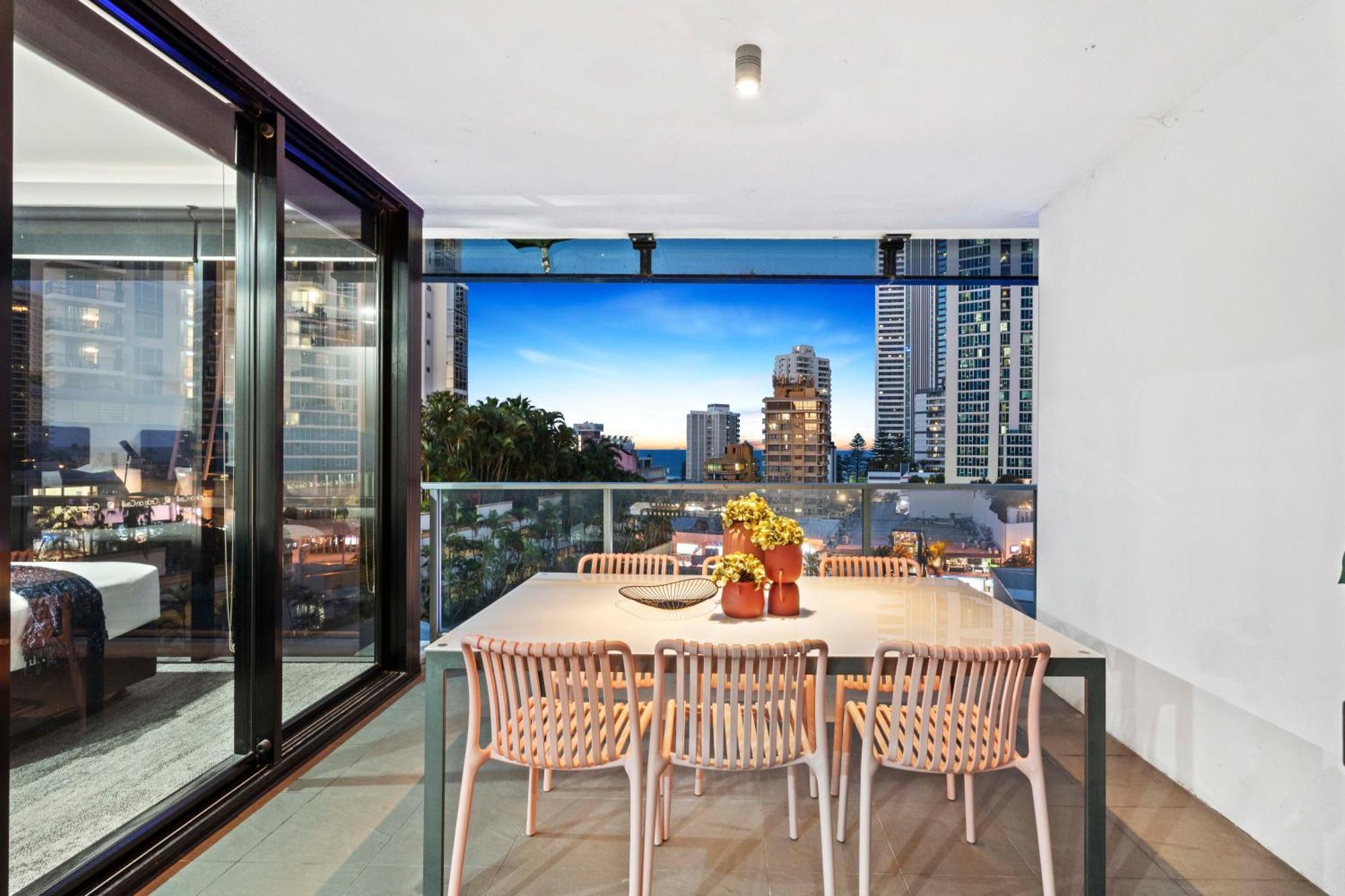 Circle On Cavill - Self Contained & Privately Managed Apartments - Wow Stay Gold Coast Buitenkant foto