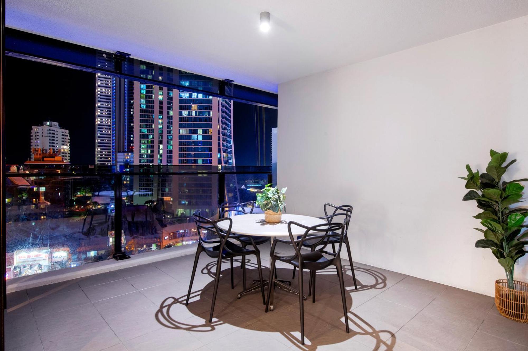 Circle On Cavill - Self Contained & Privately Managed Apartments - Wow Stay Gold Coast Buitenkant foto