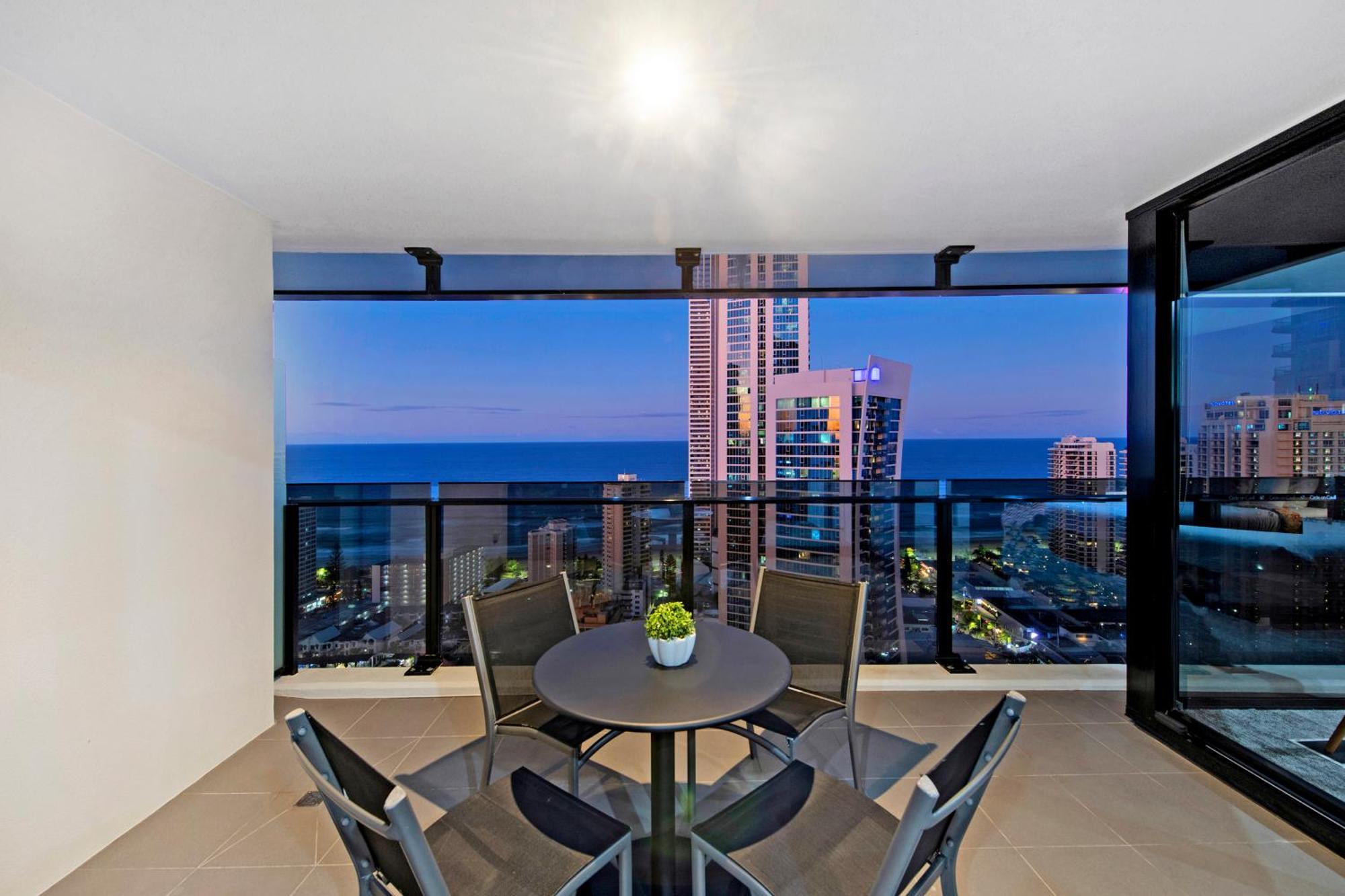 Circle On Cavill - Self Contained & Privately Managed Apartments - Wow Stay Gold Coast Buitenkant foto